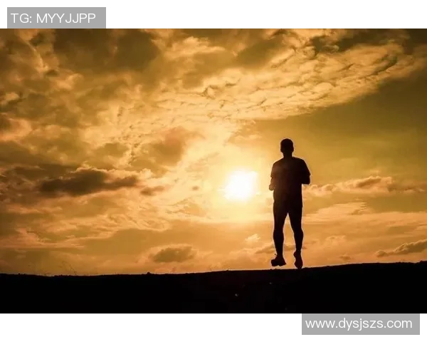 双手放胸前的足球明星展现自信与魅力的瞬间